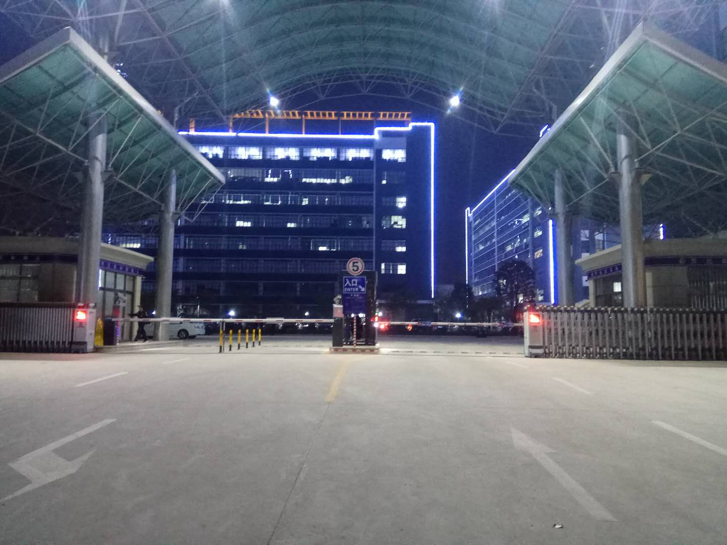 東莞金銀珠寶產業園遙控伸縮門案例